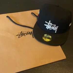 Honolulu Stussy New Era Fitted Cap in black, Size 7 1/8